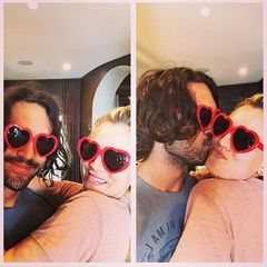 Kaley Cuoco-Sweeting und ihre Ehemann Ryan Sweeting haben zwar keine rosaroten Brillen auf, dafür welche in Herzform.