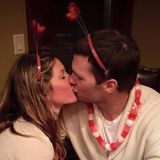 Das Powerpaar Tom Brady und Gisele Bundchen wirkt auch mit albernen Herzchen auf dem Kopf am Valentinstag sehr verliebt.