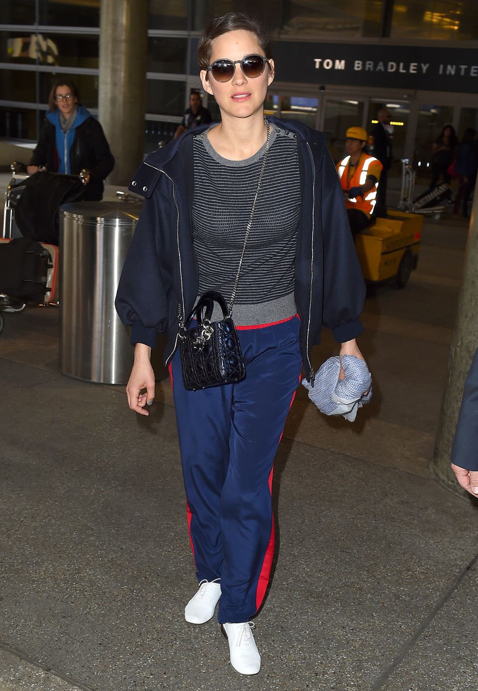 Klar, als Botschafterin der Luxusmarke Dior muss man auch in der Freizeit die Designs des Hauses spazieren tragen. Ein etwas schöneres Outfit hätte sich Schauspielerin Marion Cotillard aber dennoch zur kleinen Variante der "Miss Dior Bag" aussuchen können. Klar, als Botschafterin der Luxusmarke Dior muss man auch in der Freizeit die Designs des Hauses spazieren tragen. Ein etwas schöneres Outfit hätte sich Schauspielerin Marion Cotillard aber dennoch zur kleinen Variante der "Miss Dior Bag" aussuchen können.