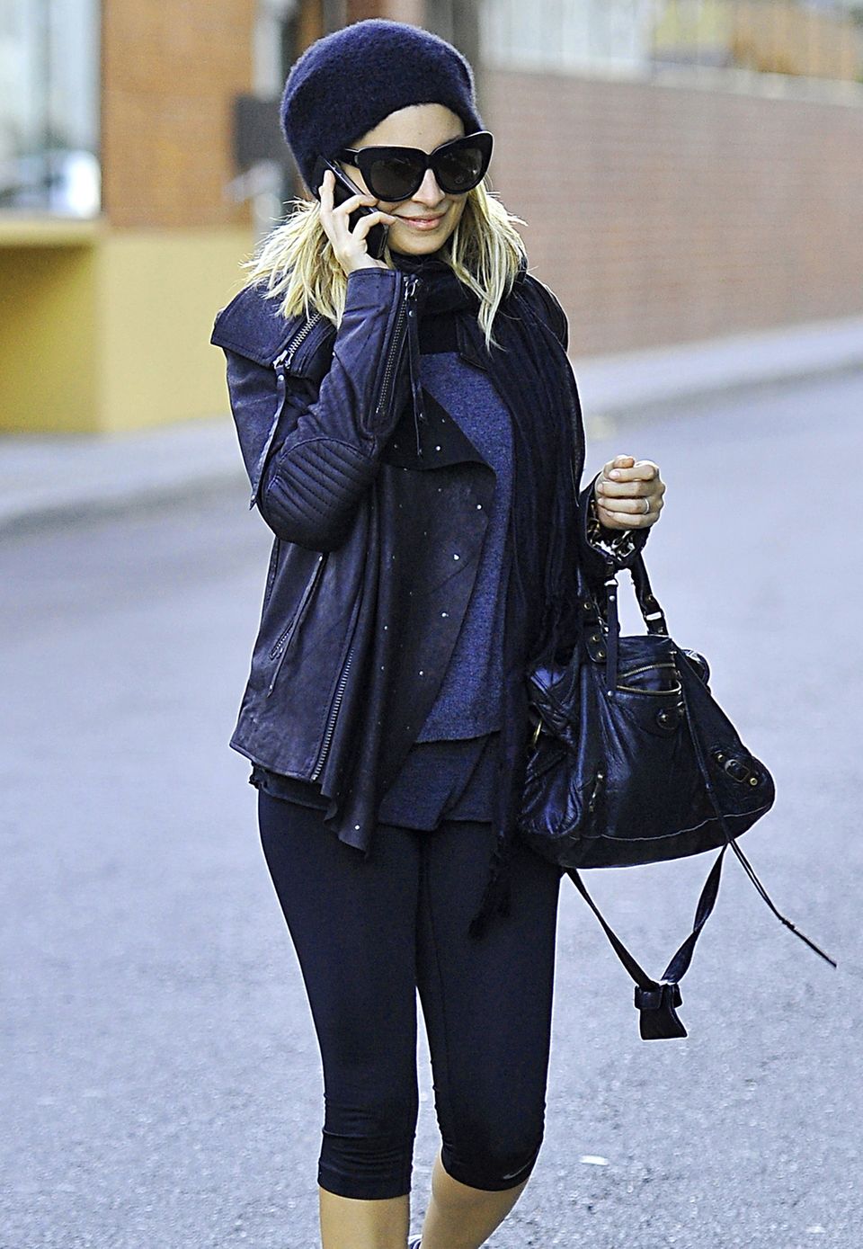 Nicht ganz so sportlich-funktional, dafür aber trendy und rockig sieht Nicole Richie mit ihrer schwarzen "Giant City Bag" von Balenciaga aus.