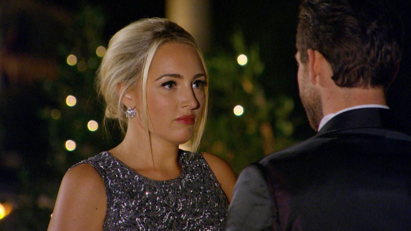 Carolin bekommt von Oliver die letze Rose fürs Finale.