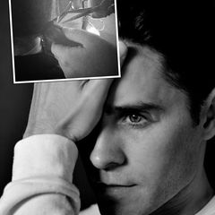 März 2015: Jared Leto lässt seinen geliebten Zopf abschneiden. Wie die neue Frisur aussieht, lässt sich jedoch nur erahnen. Eine weitere krasse Veränderung ist hingegen sofort zu erkennen: Auch von seinem Bart hat sich der Schauspieler getrennt.