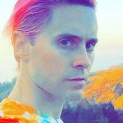 August 2015: Am Grün hat sich Jared Leto mittlerweile selbst sattgesehen und entscheidet sich für nun für Pink.