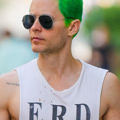 April 2015: Für seine Rolle als Joker in "Suicide Squad" muss sich Jared Leto seine mittlerweile kurzen Haare grün färben.