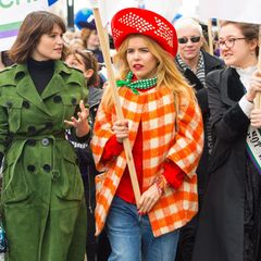 Gemma Arterton, Paloma Faith und die Ururenkelin von Emmile Pankhurst, Laura Pankhurst, machen beim "CARE International's Walk" in London teil.