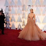 Jennifer Lopez kommt in einem Kleid von "Elie Saab".