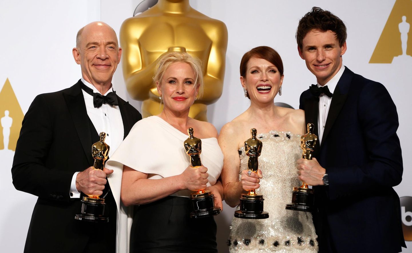 Die vier wichtigsten Gewinner auf einem Bild: Der "beste Nebendarsteller" J. K. Simmons, die "beste Nebendarstellerin" Patricia Arquette, die "beste Hauptdarstellerin" Julianne Moore und der "beste Hauptdarsteller" Eddie Redmayne freuen sich gemeinsam über ihre Preise.