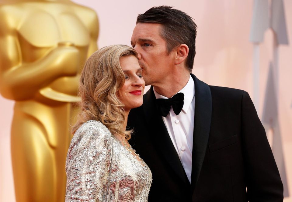 Ethan Hawke gibt seiner Frau Ryan einen Kuss, auch er macht sich Hoffnungen auf einen Oscar.