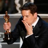 Autor Graham Moore gewinnt für "The Imitation Game" den Oscar für das "beste adaptierte Drehbuch" und wirft vor Glück mit Handküssen um sich.
