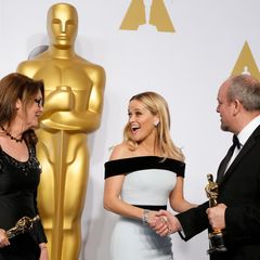 Reese Witherspoon ging leider leer aus, freut sich jedoch mit Frances Hannon und Mark Coulier, die einen Oscar für das "beste Make-Up" für den Film "The Grand Budapest Hotel" mit nach Hause nehmen.
