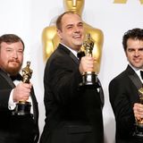 Thomas Curley, Ben Wilkins und Craig Mann sind sichtlich stolz auf ihre Oscars für den "besten Filmmusik-Schnitt".