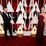 Adam Levine applaudiert seiner Frau, "Victoria's Secret"-Model Behati Prinsloo, auf dem roten Teppich.