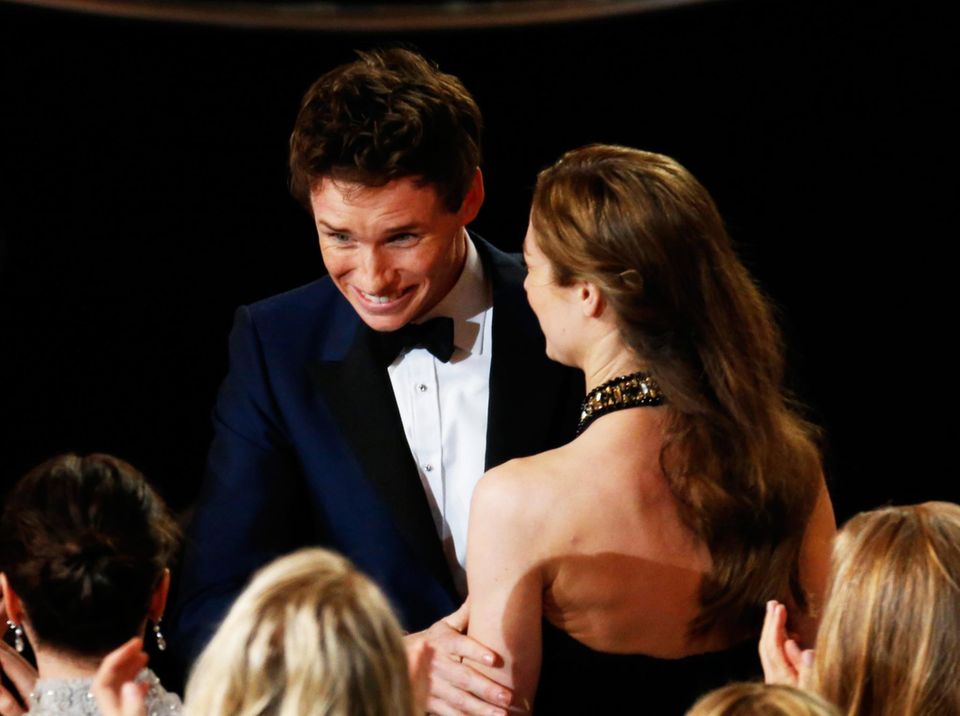 Eddie Redmayne kann es kaum glauben, er gewinnt als "bester Hauptdarsteller", seine Frau Hannah Bagshawe gratuliert. Eddie Redmayne kann es kaum glauben, er gewinnt als "bester Hauptdarsteller", seine Frau Hannah Bagshawe gratuliert.