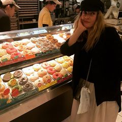 Gesundes Essen steht bei Drew Barrymore ganz oben auf dem Speiseplan. Bei den bunten Donuts von "Krispy Kreme" kommt sie dennoch ins Grübeln.