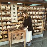 Verdauungspause: Drew Barrymore wird in Tokyo nicht nur von einzigartigen Restaurants gelockt. Auch eine Sightseeing-Tour steht bei der Schauspielerin auf dem Programm. Sie betet nach alt japanischer Tradition für ihre Töchter Olive und Frankie.