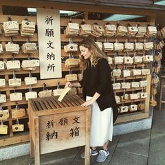 Verdauungspause: Drew Barrymore wird in Tokyo nicht nur von einzigartigen Restaurants gelockt. Auch eine Sightseeing-Tour steht bei der Schauspielerin auf dem Programm. Sie betet nach alt japanischer Tradition für ihre Töchter Olive und Frankie.
