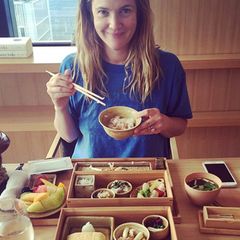 In den ersten Tag ihrer Tokyo-Reise startet Drew Barrymore mit einem japanischen Frühstück. Frisches Obst, Smoothies und Reis sorgen dabei für Vitamine und ausreichend Energie.