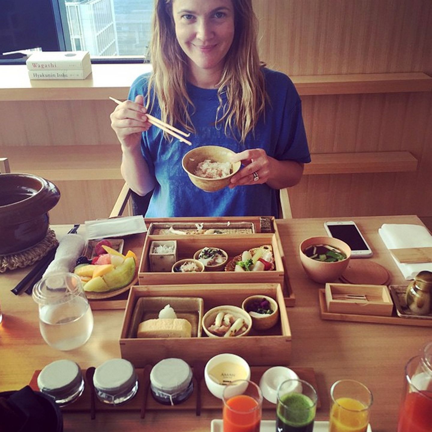 In den ersten Tag ihrer Tokyo-Reise startet Drew Barrymore mit einem japanischen Frühstück. Frisches Obst, Smoothies und Reis sorgen dabei für Vitamine und ausreichend Energie.