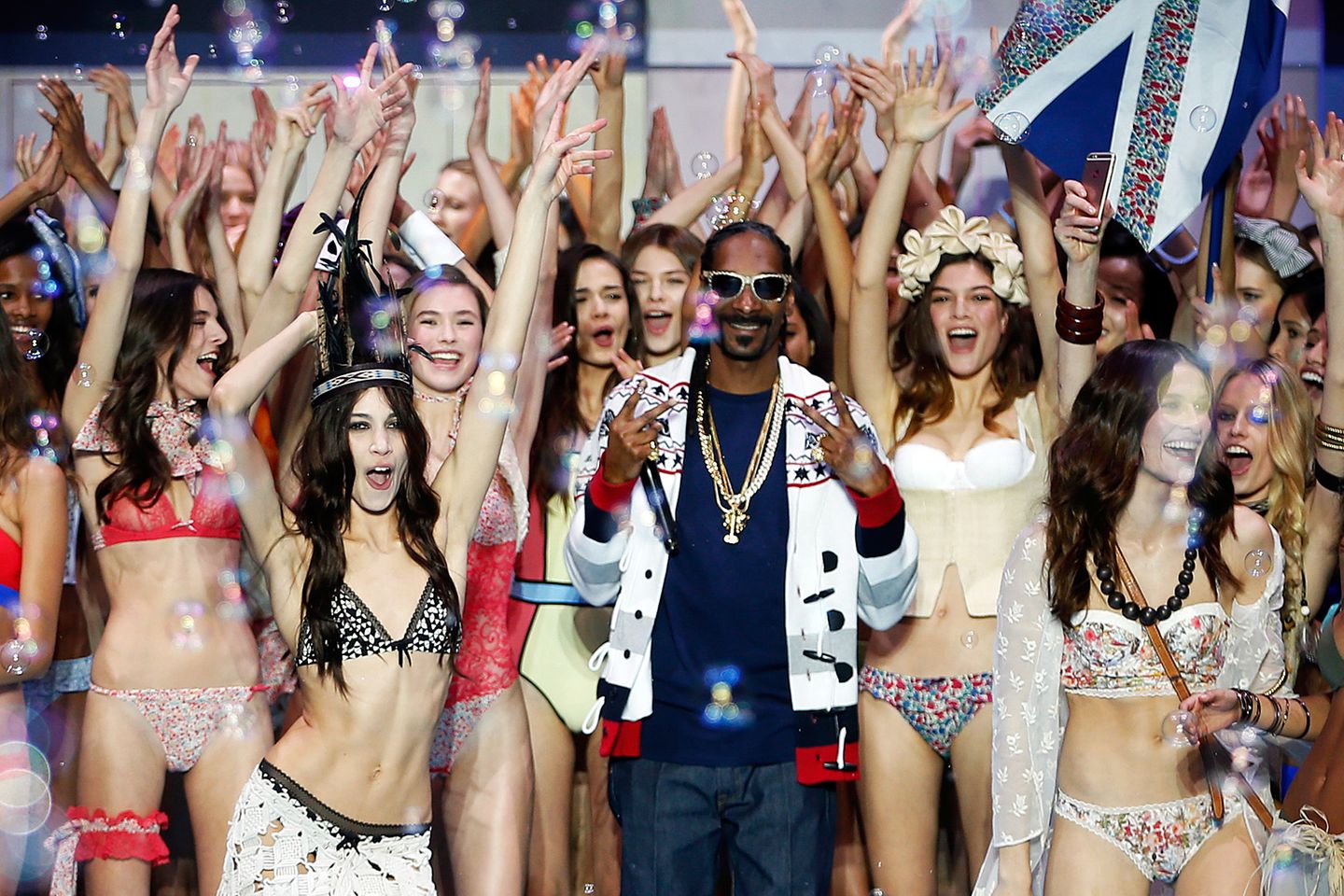 Rapper Snoop Lion, auch bekannt als Snoop Dogg fühlt sich bei seinem Auftritt während der ETAM-Show zwischen den sexy Dessous-Models sichtlich pudelwohl.