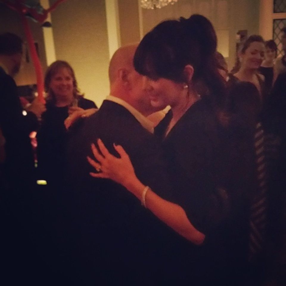 Zärtlich tanzt Bruce mit seiner Frau Emma Heming Willis. Zärtlich tanzt Bruce mit seiner Frau Emma Heming Willis.