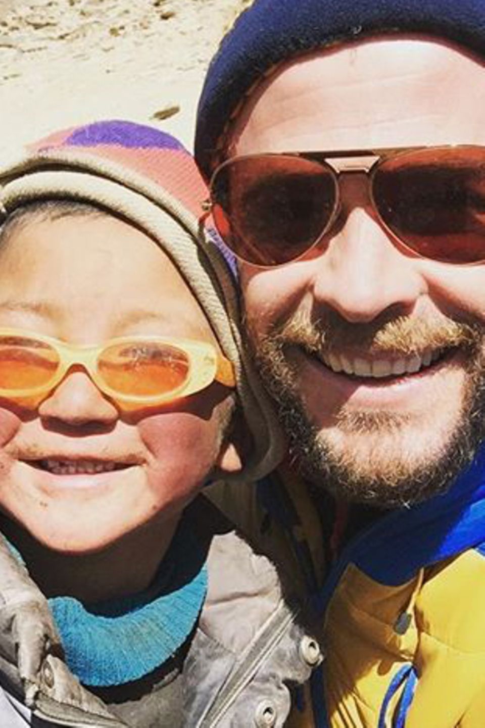 16. Februar 2016  Auf ihrer Himalaja-Tour verbringen Chris Hemsworth und Elsa Pataky Zeit mit tibetischen Nomaden. Es sei einer seiner "denkwürdigsten Erfahrungen", so der Schauspieler. Hier hat er erfolglos versucht, mit einem der Kinder Sonnenbrillen zu tauschen.