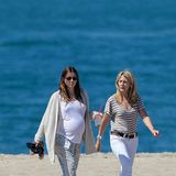 24. März 2015  Mit ihrer Mutter Kim macht die schwangere Jessica Biel einen ausgiebigen Spaziergang am Strand von Marina Del Rey.