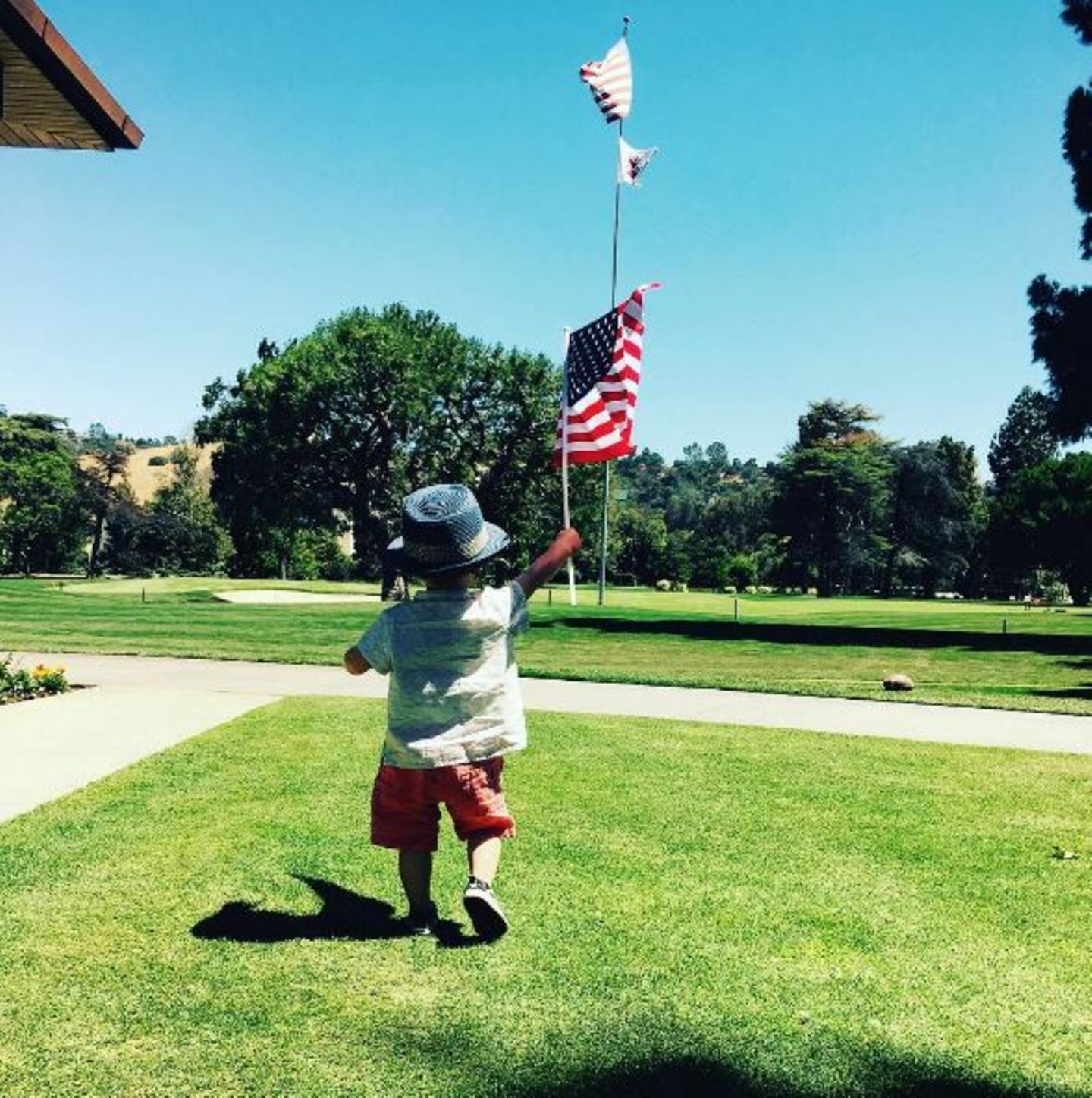 4. Juli 2016  Wie putzig! Justin Timberlake postet am amerikanischen Independence Day (Unabhängigkeitstag) einen seltenen Schnappschuss von Sohnemann Silas. Zwar sieht man den kleinen Racker nur von hinten, aber mit Hut und Flagge ist er trotzdem ein niedlicher Hingucker.