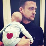 Justin Timberlake feiert mit Söhnchen Silas nicht nur selbst Vatertag, sondern beglückwünscht gleich alle anderen mit: "Muskeln anspannen am Vatertag ...#FröhlichenVatertag an alle Papas da draußen vom neuesten Mitglied der Papa-Bruderschaft!! --JT", schreibt er zu dem süßen Foto.