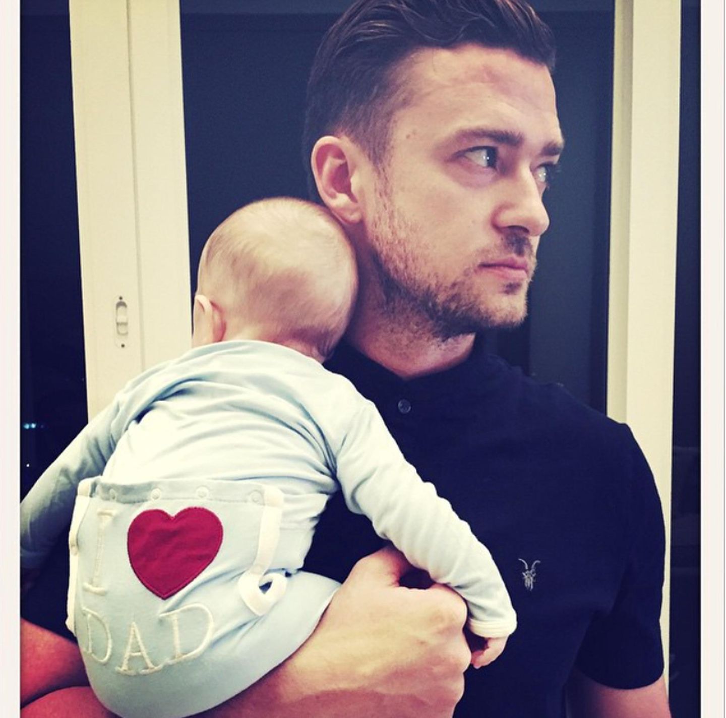 Justin Timberlake feiert mit Söhnchen Silas nicht nur selbst Vatertag, sondern beglückwünscht gleich alle anderen mit: "Muskeln anspannen am Vatertag ...#FröhlichenVatertag an alle Papas da draußen vom neuesten Mitglied der Papa-Bruderschaft!! --JT", schreibt er zu dem süßen Foto.