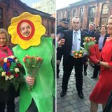 Deutschland Tag 2  Für Königin Máxima werden sogar Blumen von einer "Blume" überreicht.