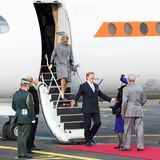 Dänemark Tag 1  Per Flugzeug sind König Willem-Alexander und Königin Máxima nach Kopenhagen geflogen. Am Flughafen erwartet die dänische Königsfamilie sie bereits am roten Teppich.