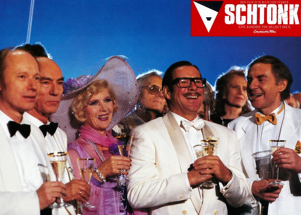 Schauspiel-Größen wie Götz George, Harald Juhnke und Christiane Hörbiger feiern gemeinsam mit Helmut Dietl ihren "Schtonk!"-Erfolg.