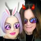 Kelly Osbourne und Papa Ozzy Osbourne posieren für ein Selfie. Natürlich wollte Papa Ozzy lieber die Teufelshörner.