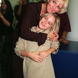 Bereits als Teenager klagt Aaron Carter gegen seine Mutter und damalige Managerin Jane Elizabeth Carter. Sie soll von seinem Bankkonto nicht nur 93.000 Euro abgezwackt, sondern dem Sänger ebenfalls originale Set-Requisiten von Michael Jackson und Bruce Willis im Wert von über einer Millionen entwendet haben.