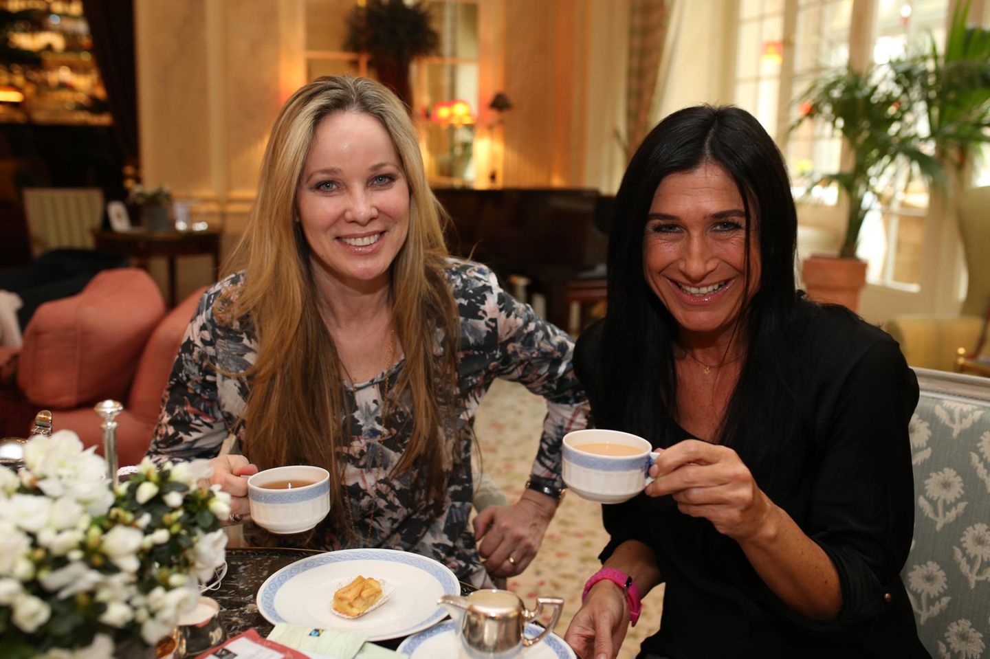 Ann-Kathrin Kramer (Schauspielerin) und ihre Begleitung Silvia Wingenfelder genossen die Tea Time mit köstlichem Tee von SIDROGA