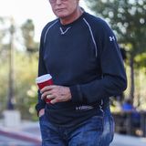 November 2014  Bruce Jenner macht angeblich einen großen Schritt in Richtung Weiblichkeit. "Radar Online" beruft sich auf einen Insider, der von einer Brust-OP wissen will. "Bruce hat sich vor einigen Wochen Brustimplantate einsetzen lassen", behauptet der Informant. Demnach habe sich der ehemalige Leichtathlet für kleine Kissen entschieden, um "nicht lächerlich" auszusehen