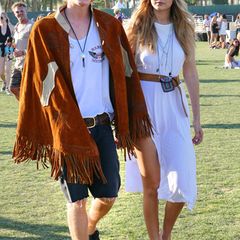 An der Seite von ihrem Liebsten, Sänger Cody Simpson, trägt Gigi Hadid ein super schlichtes, wunderbar entspanntes Outfit mit weißem Baumwollkleid.