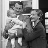 1940  Am 16. April kommt Margrethe Alexandrine Þórhildur Ingrid, die erste Tochter von Kronprinz Frederik und seiner aus Schweden stammenden Frau Ingrid geboren.  Eine Woche zuvor hatten deutsche Soldaten Dänemark besetzt und so galt die Geburt der kleinen Prinzessin zwar als Hoffnungsschimmer in dunkler Zeit.
