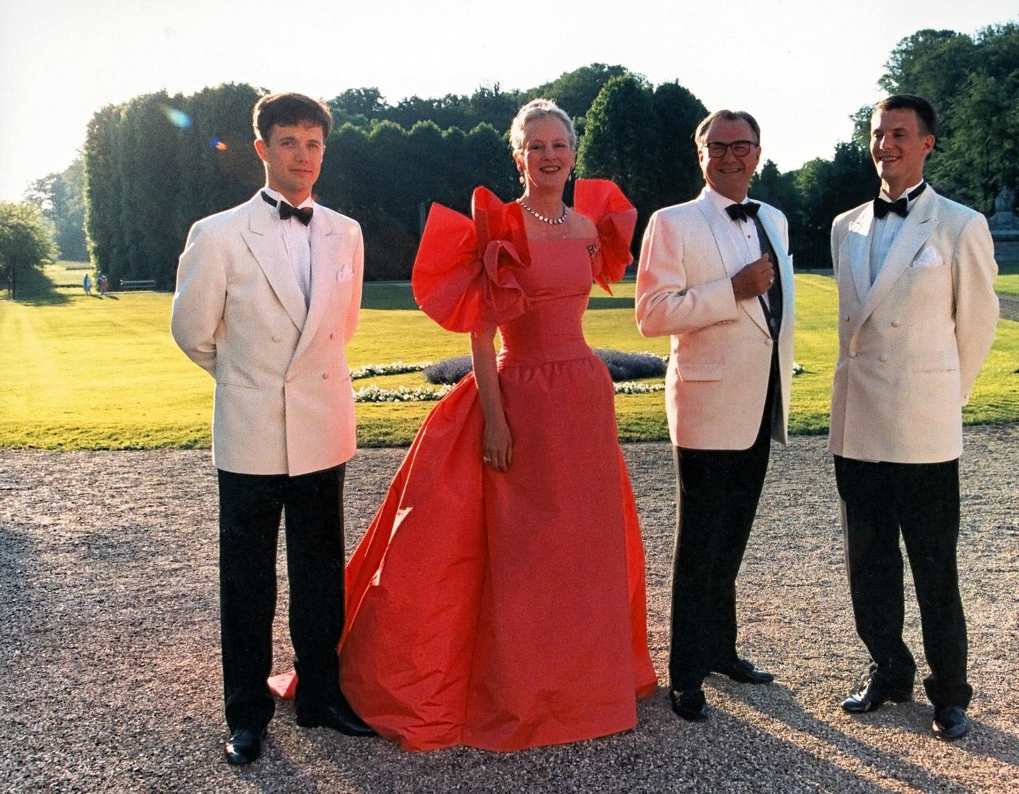 1994  Mit einem feierlichen Gala-Dinner feiert Prinz Henrik seinen 60. Geburtstag auf Schloss Fredensborg. Mit dabei sind seine Söhne Joachim (rechts) und Frederik (links).