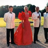 1994  Mit einem feierlichen Gala-Dinner feiert Prinz Henrik seinen 60. Geburtstag auf Schloss Fredensborg. Mit dabei sind seine Söhne Joachim (rechts) und Frederik (links).