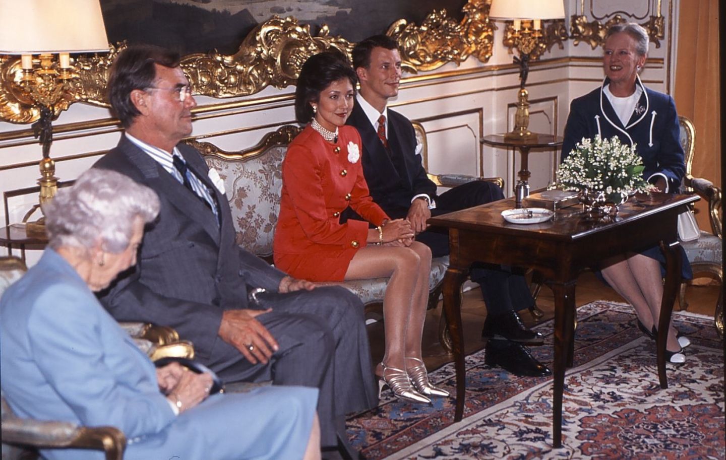 Mai 1995  Prinz Joachim verlobt sich mit Alexandra Manley: Seine Mutter, sein Vater und seine Großmutter sind dabei, als das Paar sich aus diesem Anlass der Presse zeigt.   Die Ehe, aus der die beiden ersten Enkelkinder von Königin Margrethe hervorgehen, endet 2005 mit der Scheidung.
