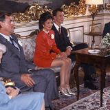 Mai 1995  Prinz Joachim verlobt sich mit Alexandra Manley: Seine Mutter, sein Vater und seine Großmutter sind dabei, als das Paar sich aus diesem Anlass der Presse zeigt.   Die Ehe, aus der die beiden ersten Enkelkinder von Königin Margrethe hervorgehen, endet 2005 mit der Scheidung.