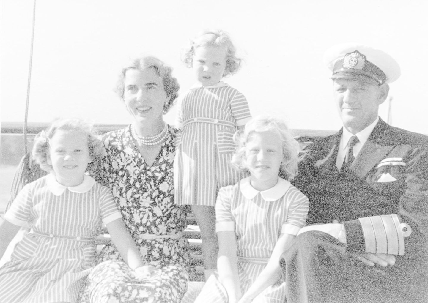 1948  Den Sommerurlaub verbringen die drei Schwestern Benedikte, Anne-Marie und Margrethe mit ihren Eltern.  1947 war Margrethes Vater als Frederik IX. König von Dänemark geworden und hatte die Nachfolge seines Vaters Christian IX. angetreten. Seine älteste Tochter aber wurde erst 1953, durch eine Verfassungsänderung, Kronprinzessin.