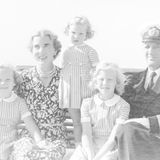 1948  Den Sommerurlaub verbringen die drei Schwestern Benedikte, Anne-Marie und Margrethe mit ihren Eltern.  1947 war Margrethes Vater als Frederik IX. König von Dänemark geworden und hatte die Nachfolge seines Vaters Christian IX. angetreten. Seine älteste Tochter aber wurde erst 1953, durch eine Verfassungsänderung, Kronprinzessin.