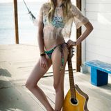 Und jetzt an den Beach, Gitarre üben!  Transparentes Spitzentop von Alberta Ferretti, Multicolor-Bikini von Versace