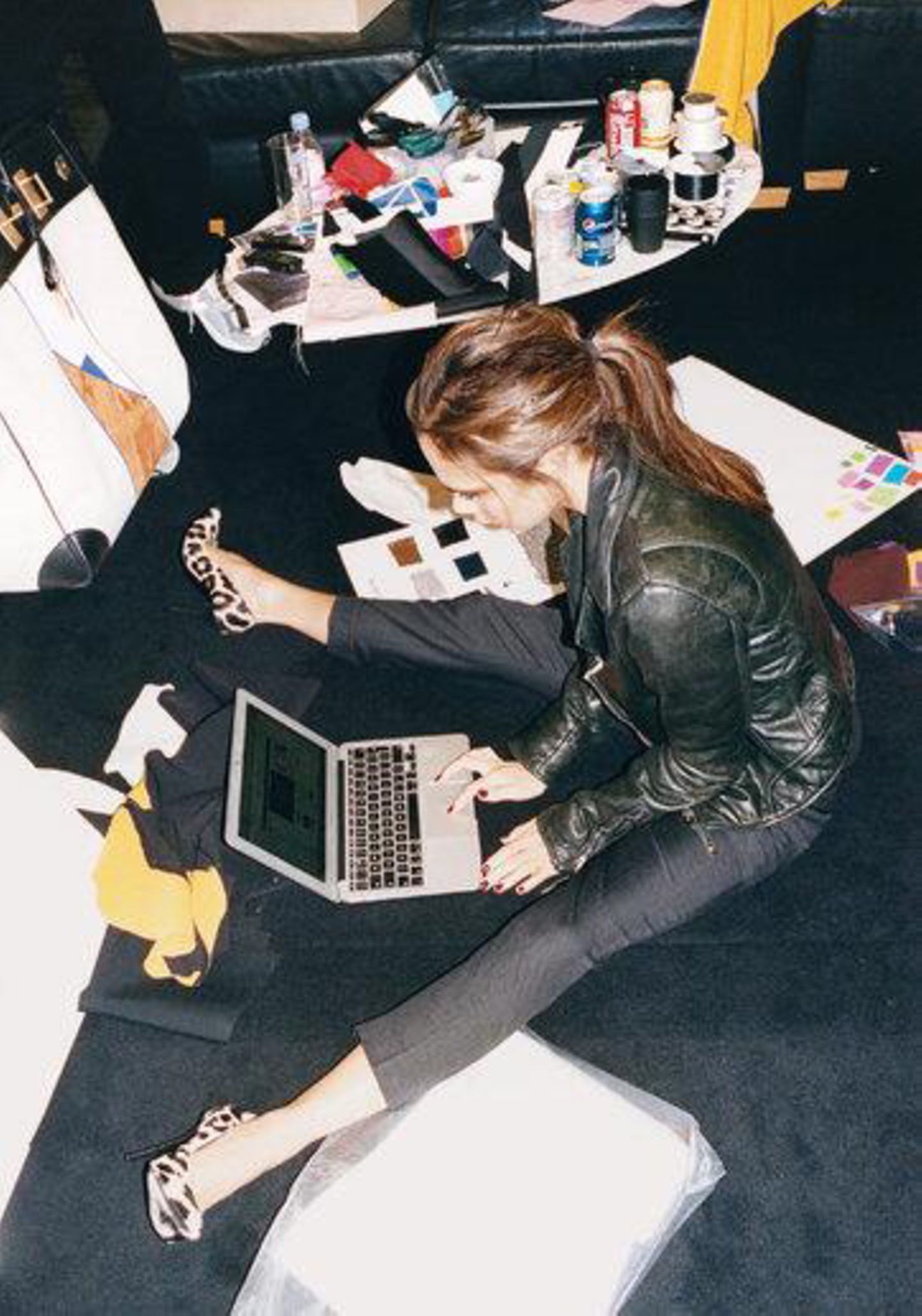 22. August 2013: Auf ihrem Twitter-Profil gewährt uns Victoria Beckham Einblick in ihren Arbeitsalltag. Entstanden ist das Foto für eine Story im "T Magazine" über Beckhams Arbeit als Modedesignerin.