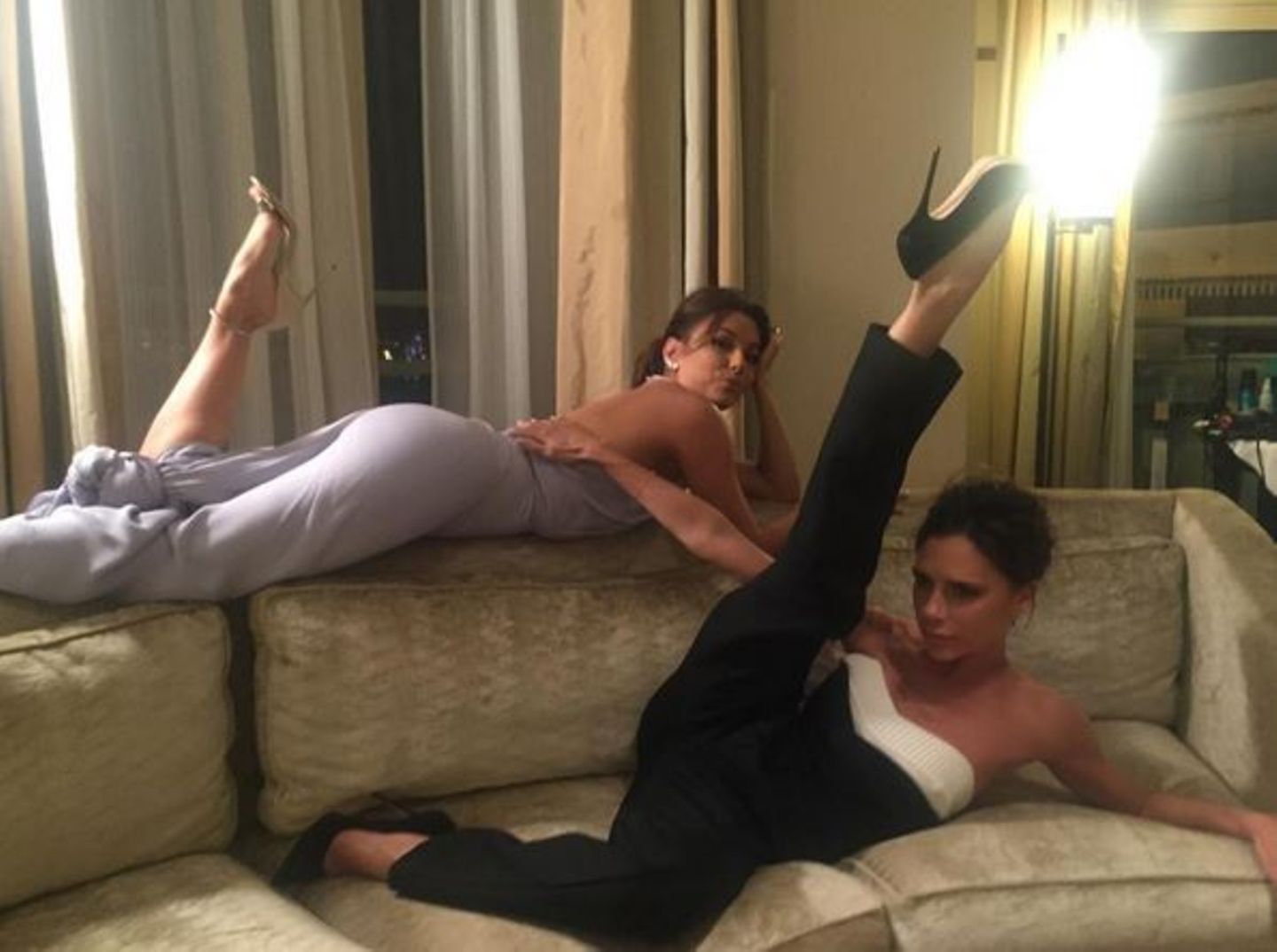 Mit Freundin Eva Longoria stellt Posh ihre Beweglichkeit unter Beweis.