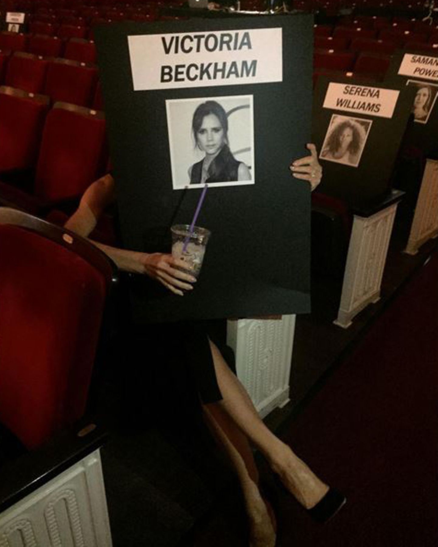 Ihren Sitzplatz wärmt Victoria Beckham vor den "Women of the Year"-Awards einfach selber auf. Oder versteckt sich da doch jemand anderes hinter dem Posh-Schild?