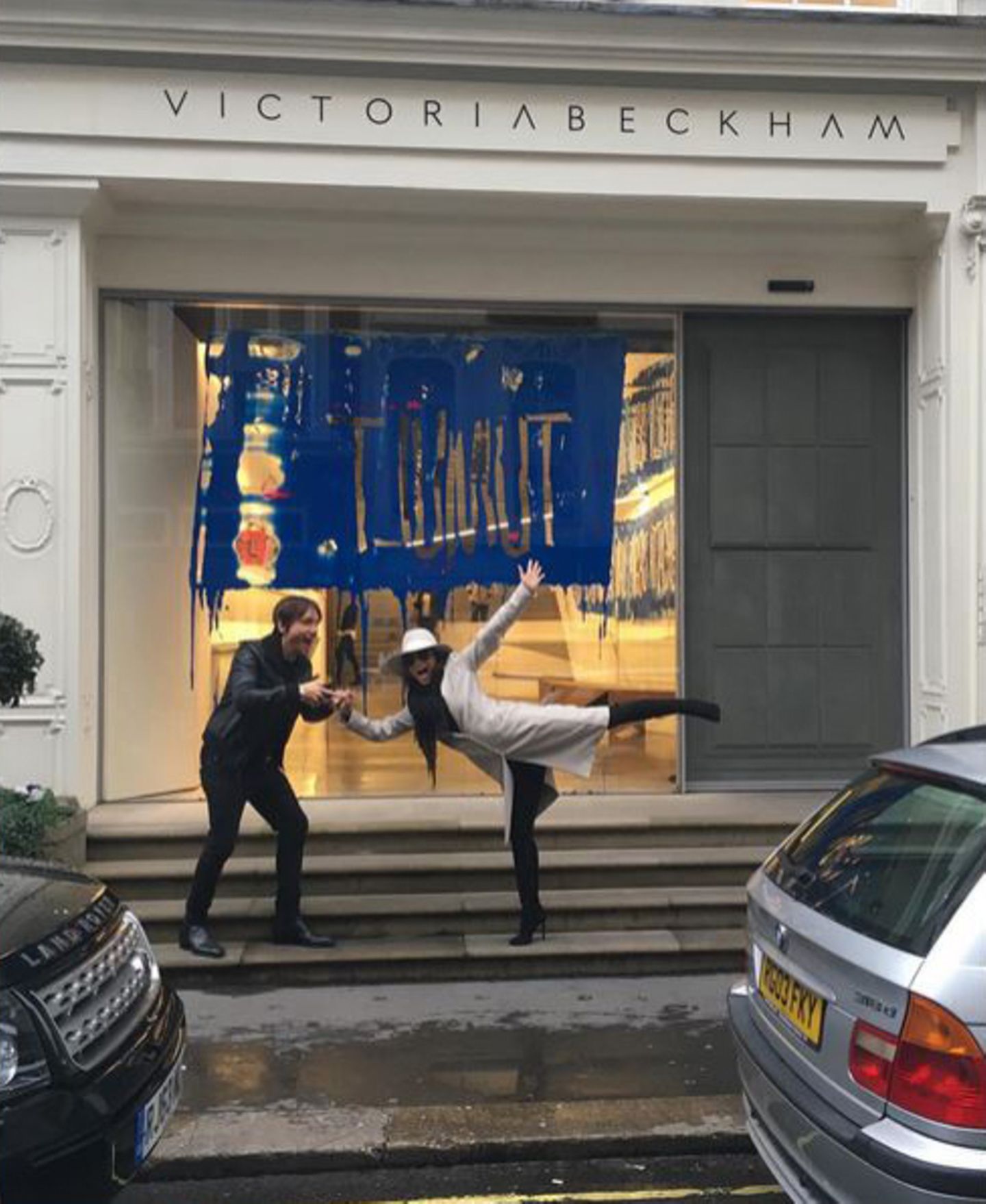 Mit Eva Longoria ist nicht nur viel gute Laune und eine gute Freundin, sondern auch das Ballett in die Dover Street nach London gekommen. Während sie vor Poshs Store witzige Figuren macht, gelingt dieser ein absolut lustiger Schnappschuss.