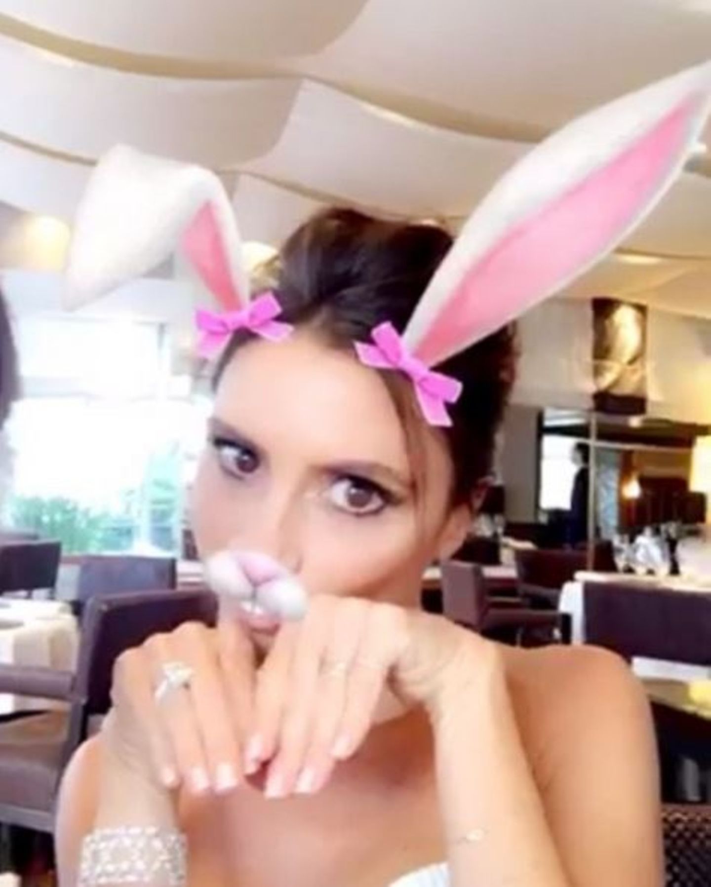Ein wenig Zeit für Späße bleibt beim Festival in Cannes immer: Dank Snapchat wird Victoria Beckham zum niedlichen Häschen.